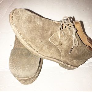 Kenneth Cole New York tan suede 
ankle booties